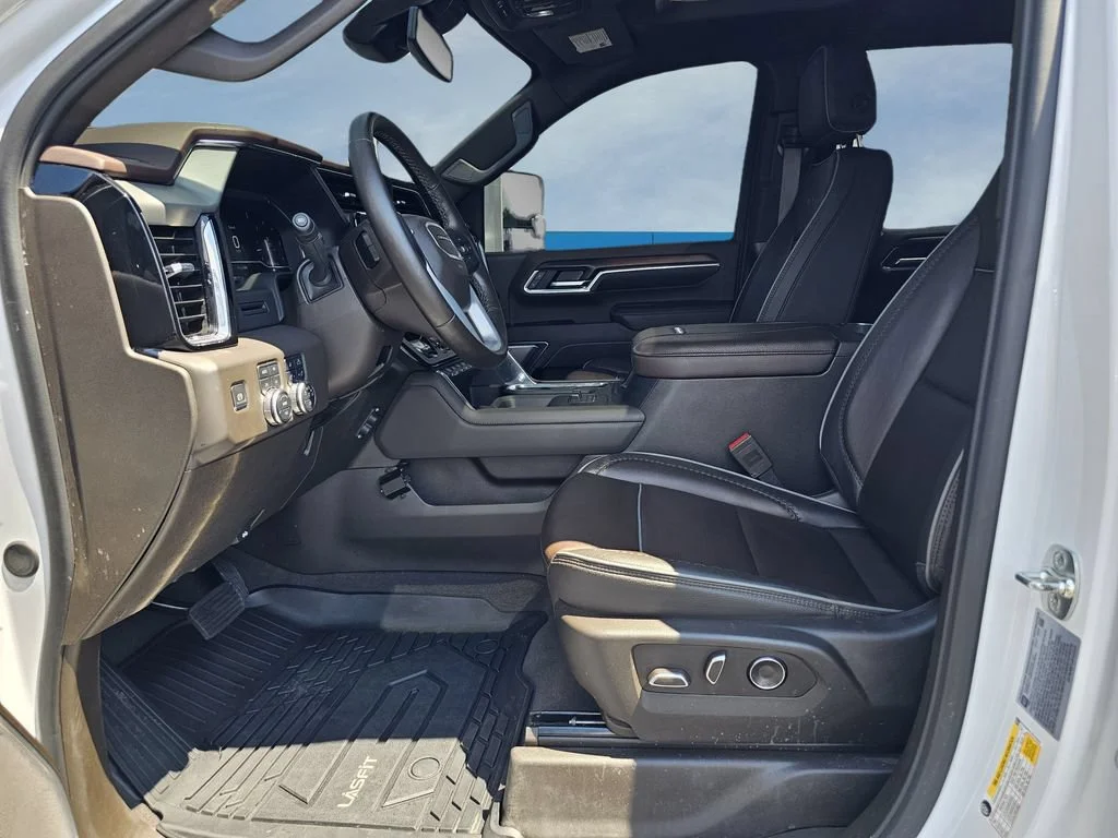 Used 2025 White Frost Tricoat GMC Denali image 17