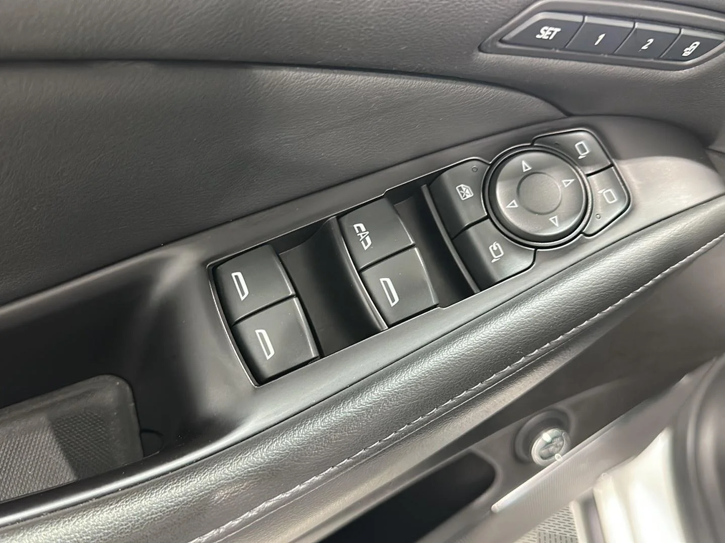 Used 2020 WHITE FROST TRICOAT Buick Avenir image 17