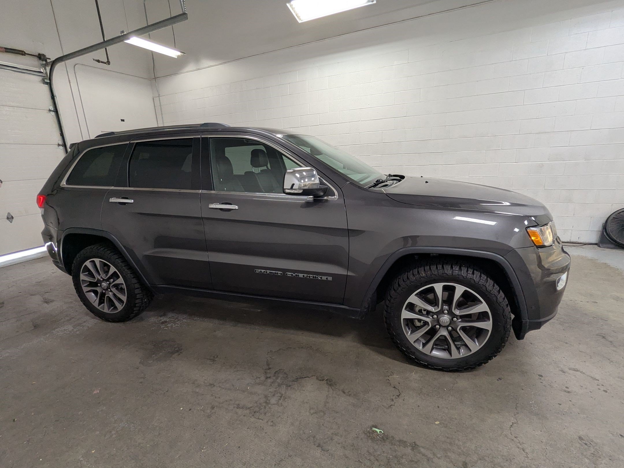 Used 2018 Granite Crystal Metallic Clearcoat Jeep Limited image 3