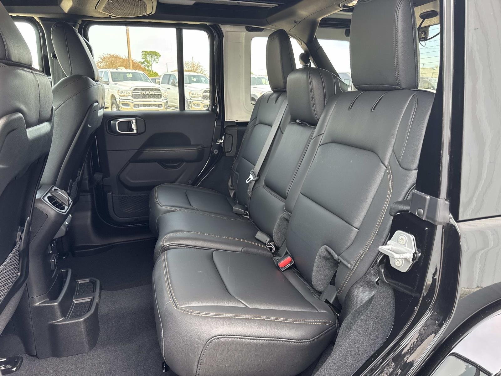 New 2026 Black Clear-Coat Exterior Paint Jeep Sahara image 7