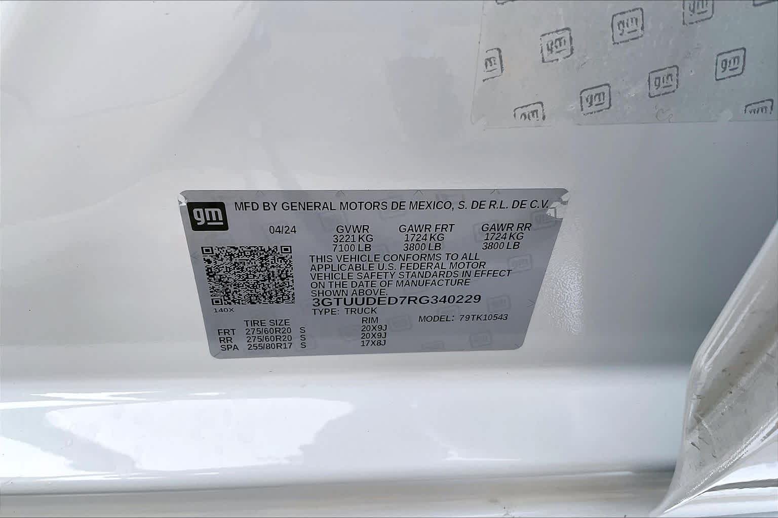 Used 2024 White Frost Tricoat GMC SLT image 32