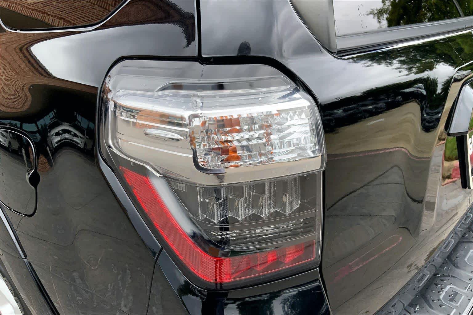 Used 2018 Midnight Black Metallic Toyota SR5 image 27