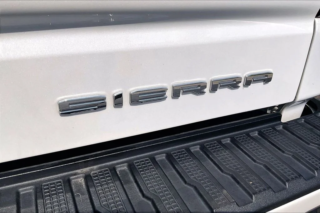 Used 2022 White Frost Tricoat GMC Denali image 31
