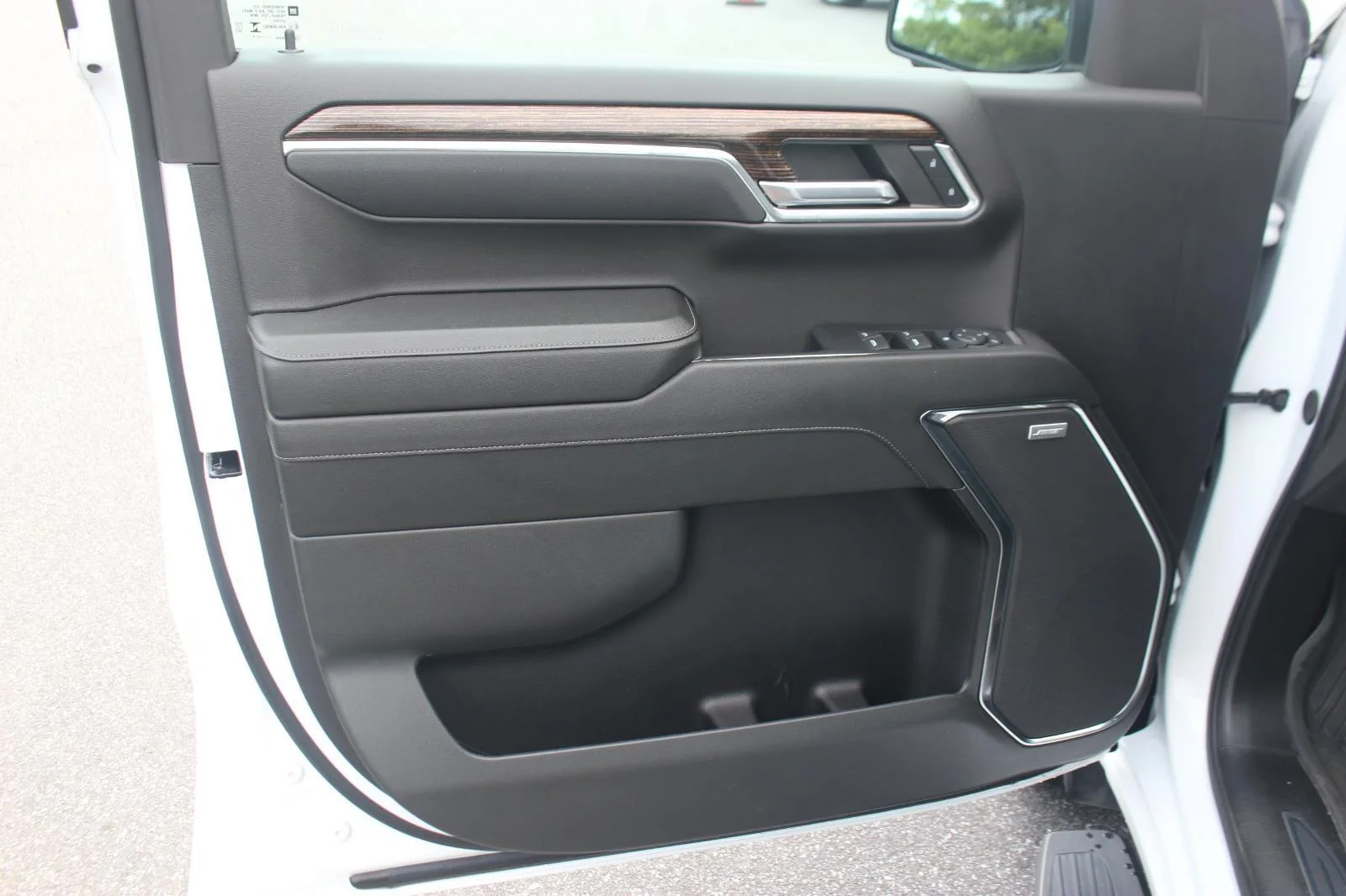 Used 2024 Summit White GMC Elevation image 12
