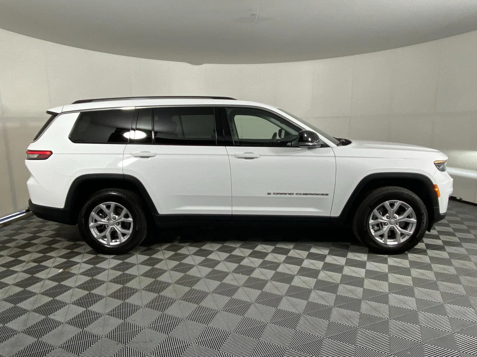 Used 2023 Bright White Clearcoat Jeep Limited image 3
