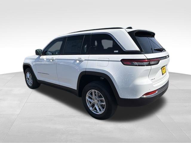New 2026 Bright White Clear-Coat Exterior Paint Jeep Laredo image 5