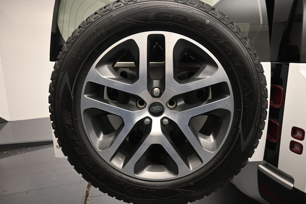 Used 2024 Fuji White Land Rover S image 34