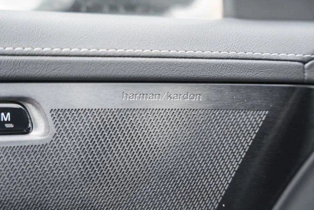 New 2026 Vapour Grey Volvo B6 Plus 7-Seater image 40