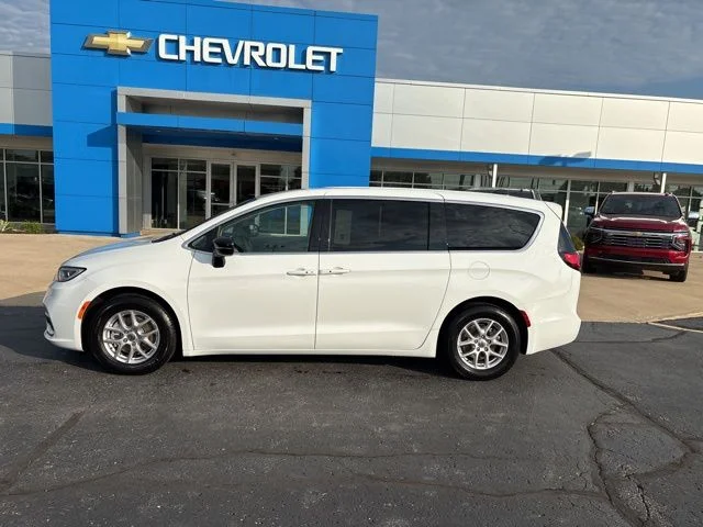 Used 2024 White Chrysler Touring L image 3