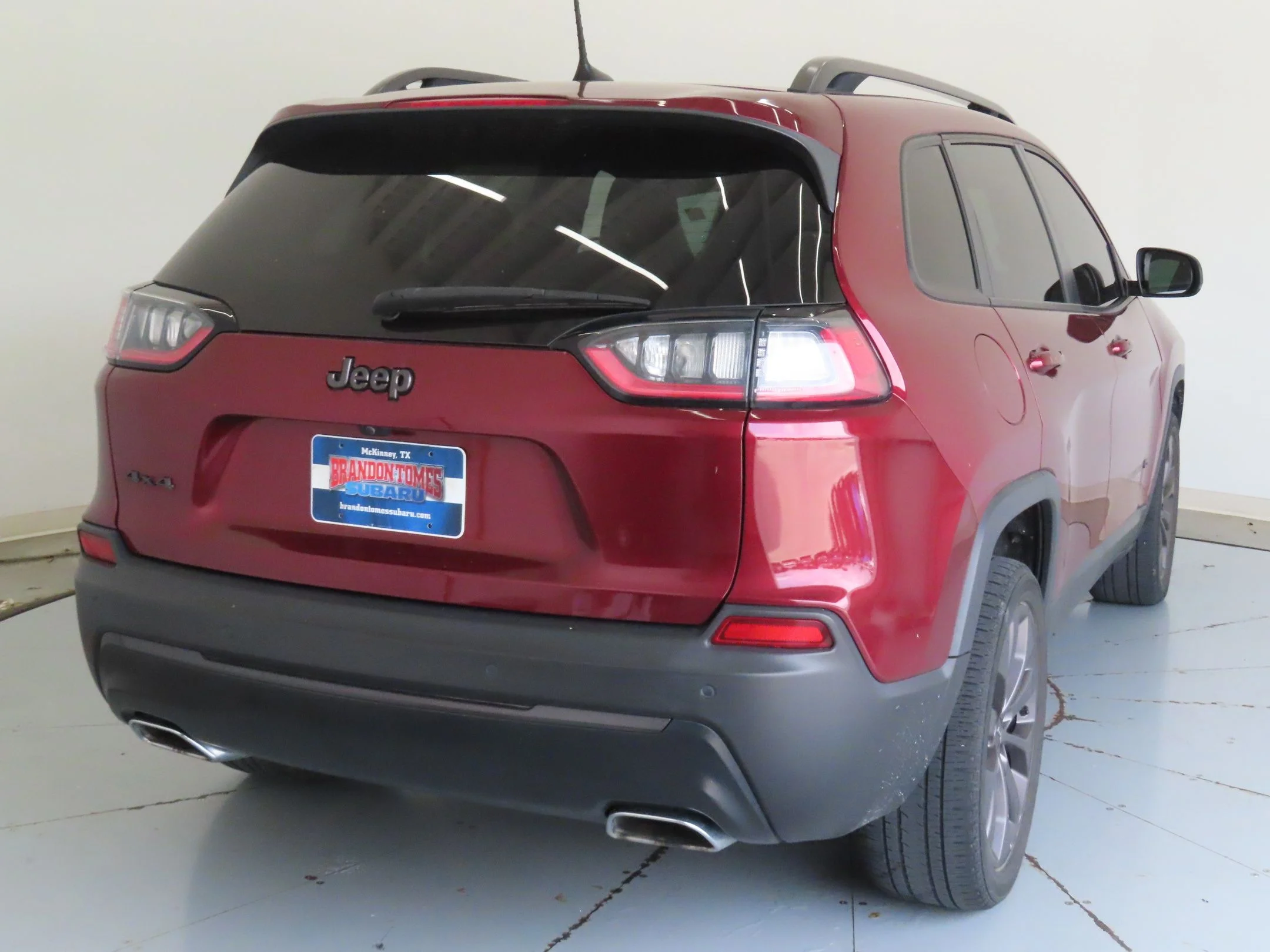 Used 2021 Red Jeep Latitude Lux image 3