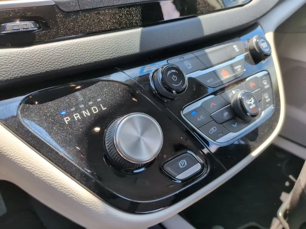 Used 2023 White Chrysler LX image 19
