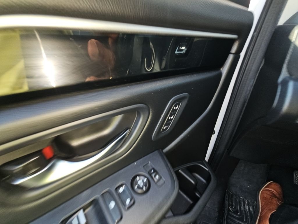 Used 2023 White Honda Touring image 14
