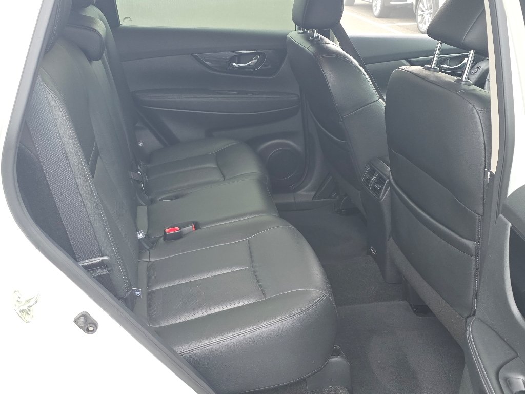 Used 2019 Pearl White Tricoat Nissan SL image 24