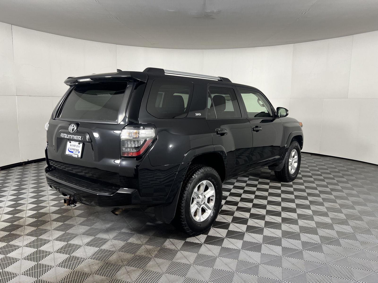 Used 2022 Midnight Black Metallic Toyota SR5 Premium image 6