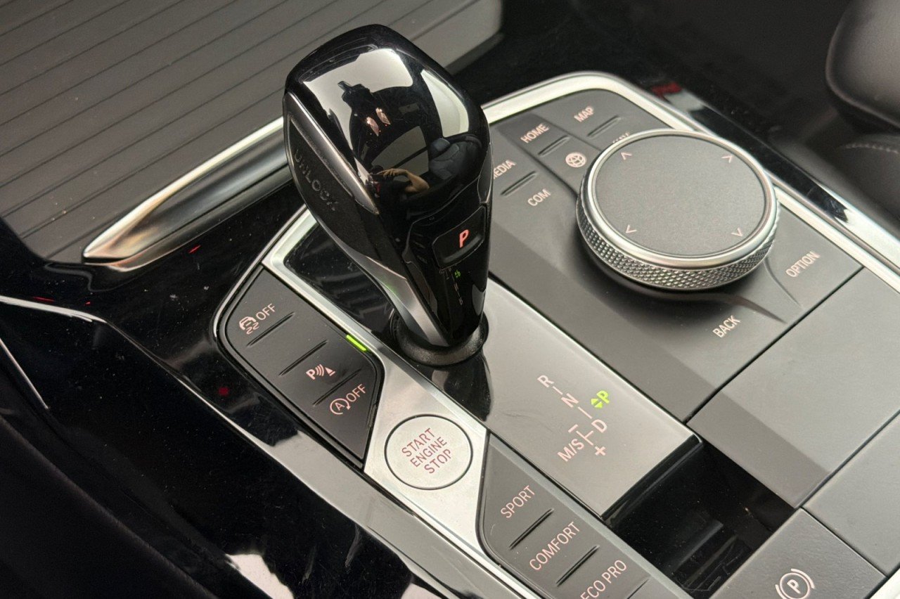Used 2024 GRAPHITE GREY METALL BMW sDrive30i image 21