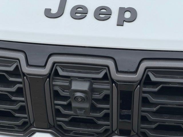 New 2026 Bright White Clear-Coat Exterior Paint Jeep Overland image 42