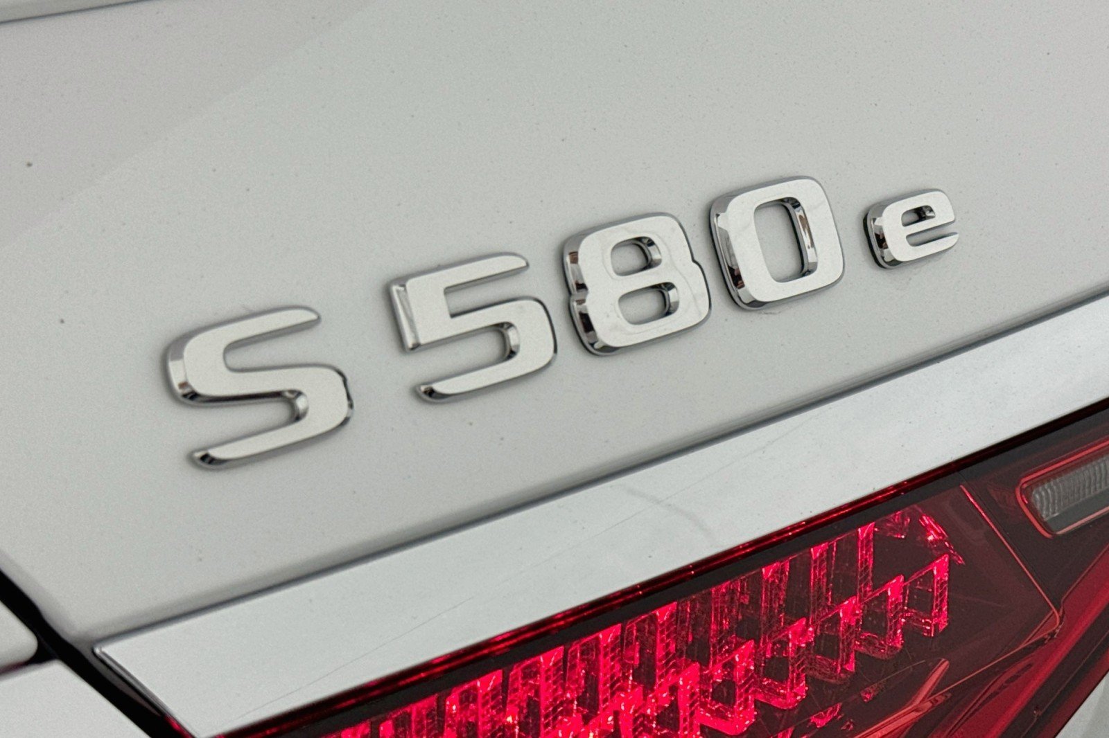 New 2026 MANUFAKTUR Moonlight White Metal Mercedes-Benz S 580e 4MATIC® Sedan image 8