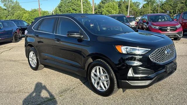 Used 2024 Black Ford SEL image 25
