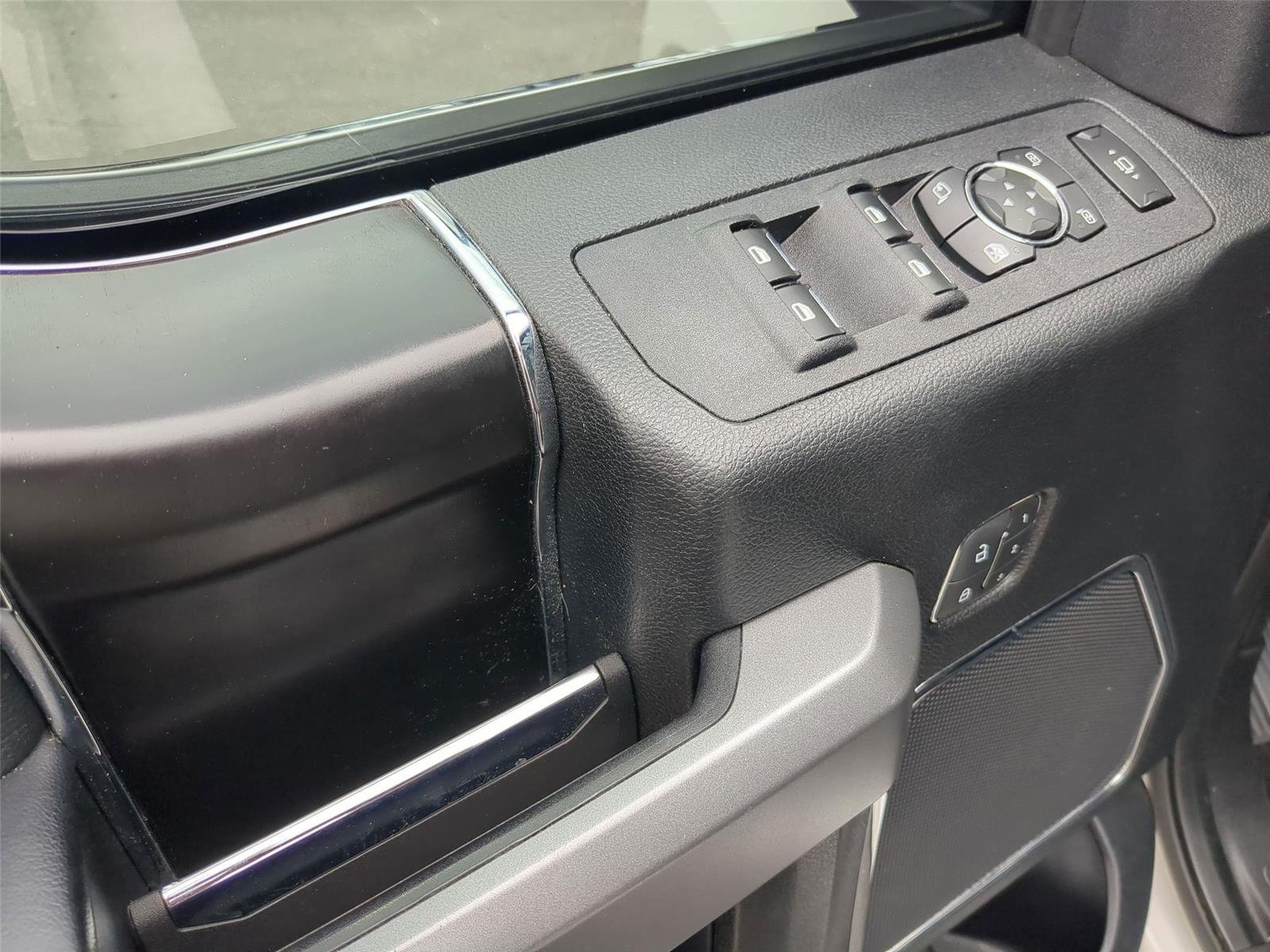 Used 2019 White Platinum Metallic Tri-Coat Ford Platinum image 13
