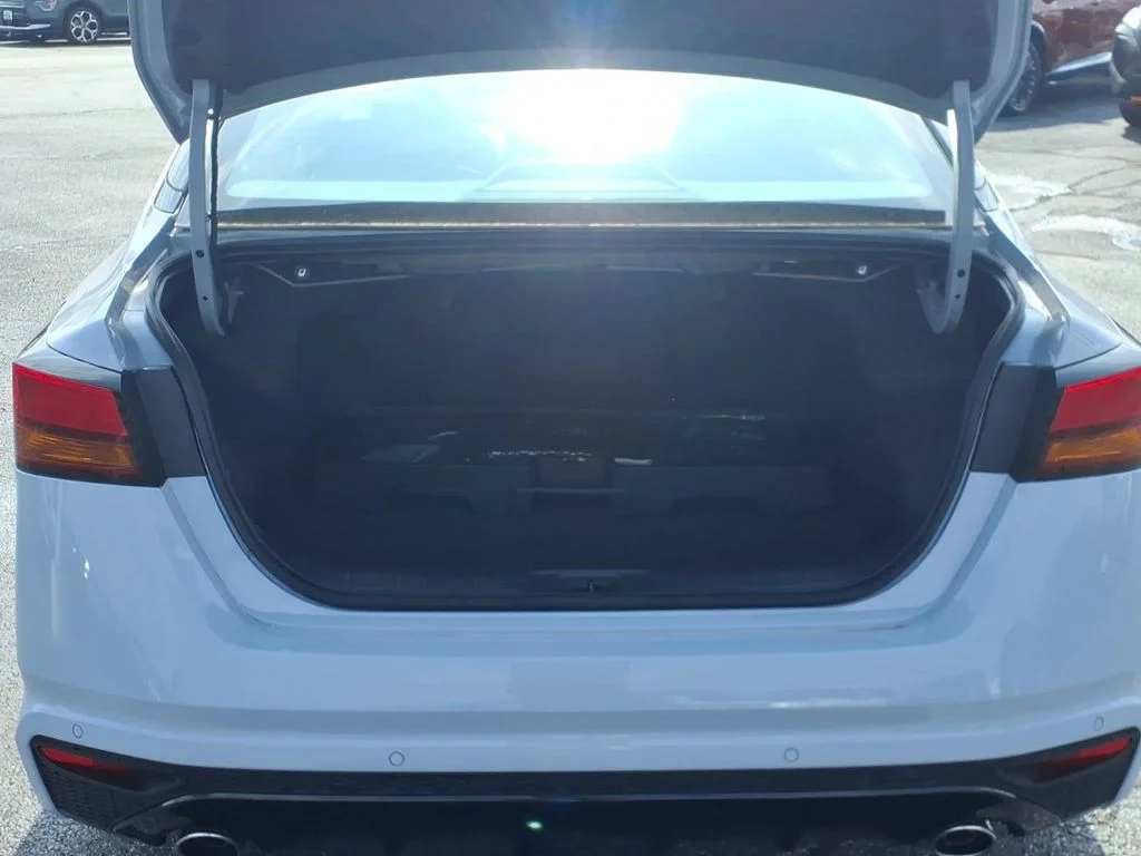 New 2026 Gray Sky Pearl / Super Black Two-tone Nissan SR image 5