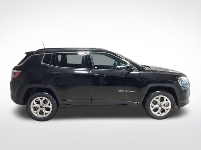 New 2026 Diamond Black Crystal Pearl-Coat Exterior Paint Jeep Latitude image 26