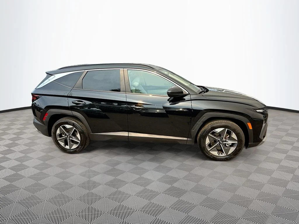 Used 2025 Black Hyundai SEL image 5