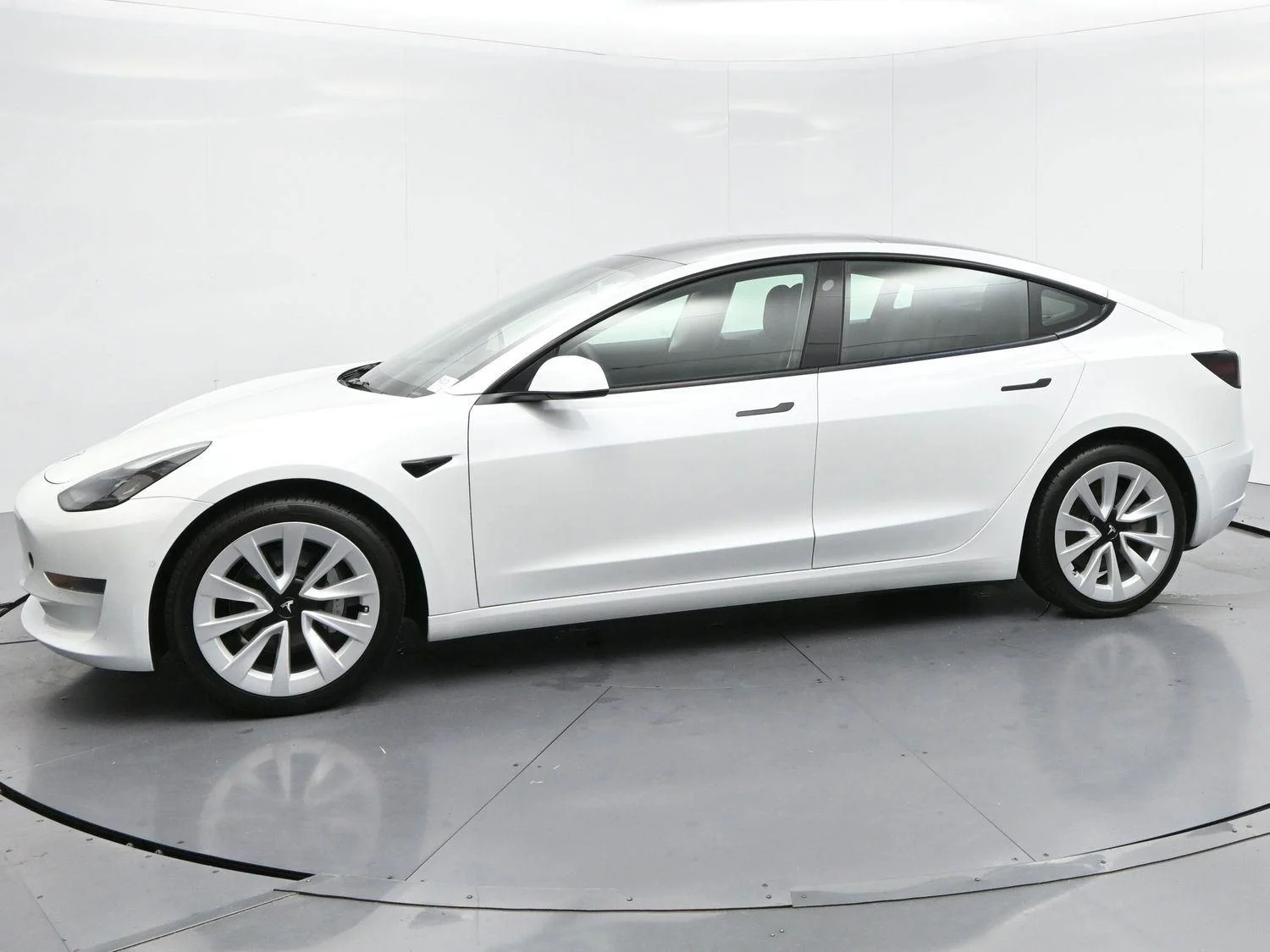 Used 2022 Pearl White Multi-Coat Tesla Base image 4