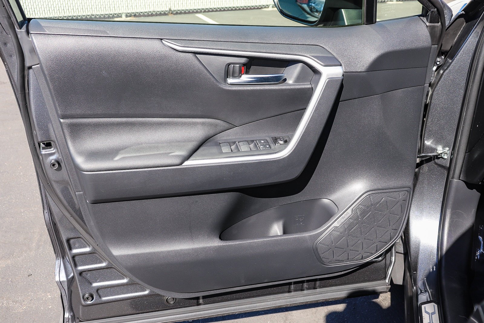 Certified Used 2025  Toyota XLE Premium image 22