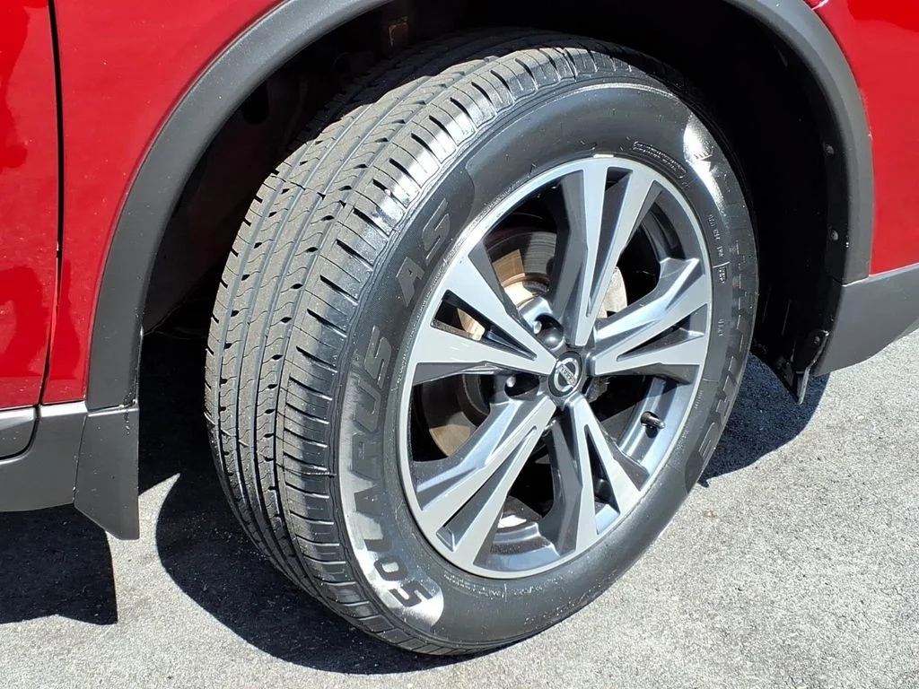 Used 2018 Red Nissan SL image 4
