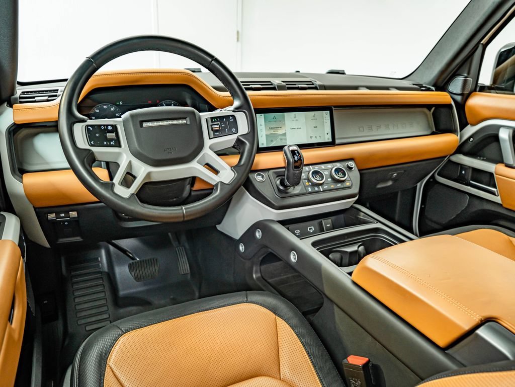 Used 2024 White Land Rover X-Dynamic SE image 31