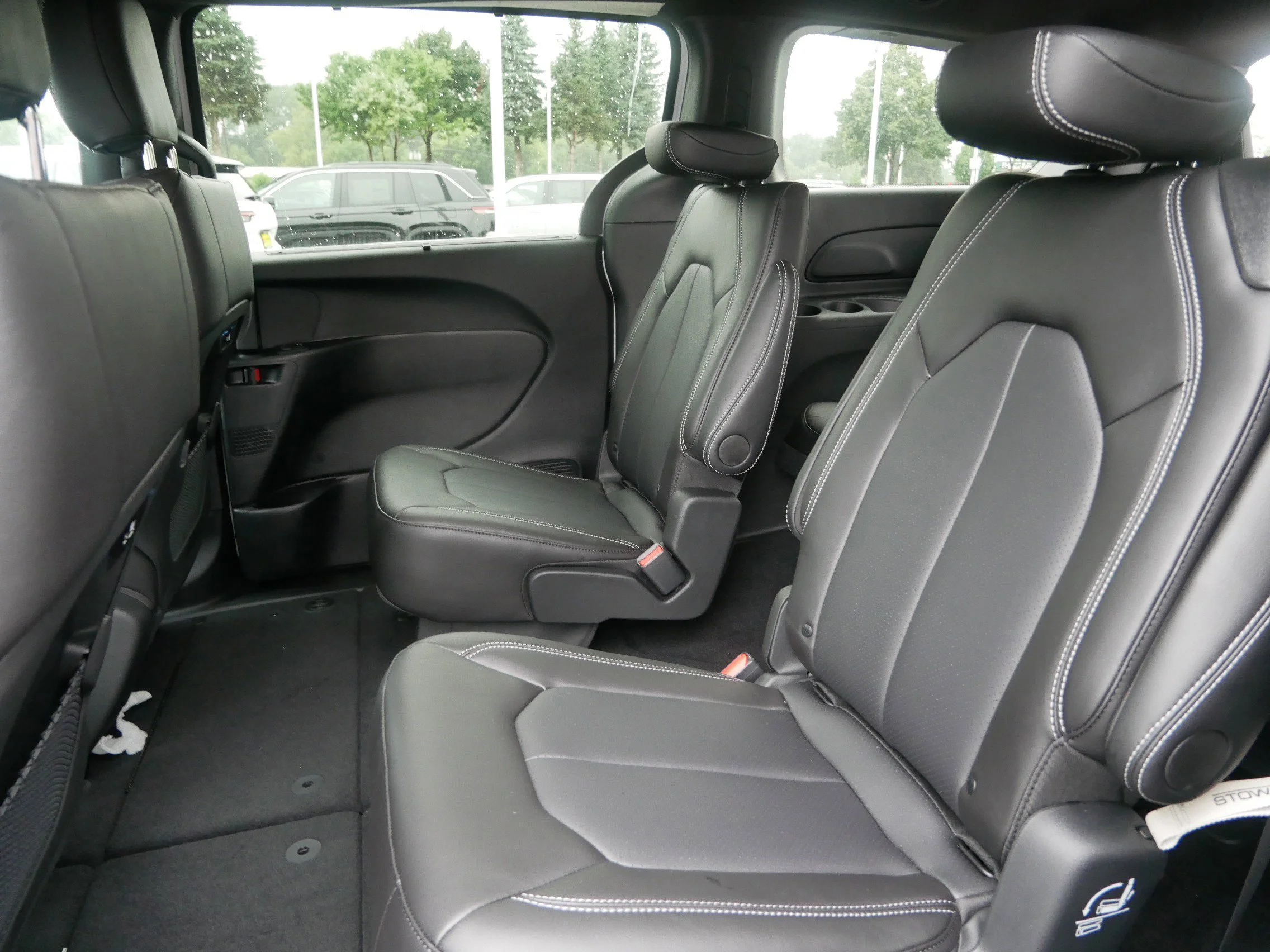New 2026 Diamond Black Crystal Pearl-Coat Exterior Paint Chrysler Select image 10