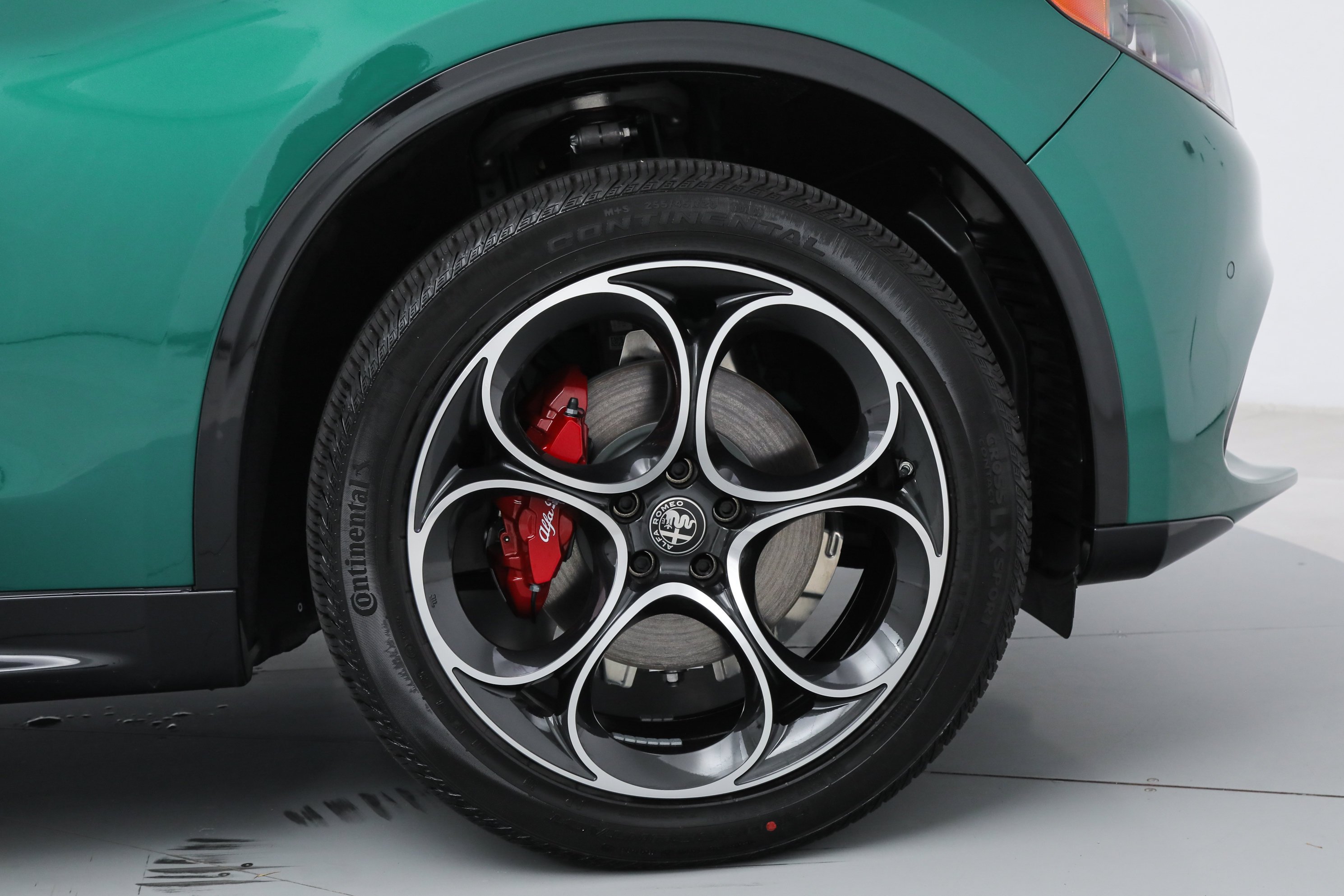 New 2026 Verde (Green) Fangio Metallic Exterior Paint Alfa Romeo  image 20