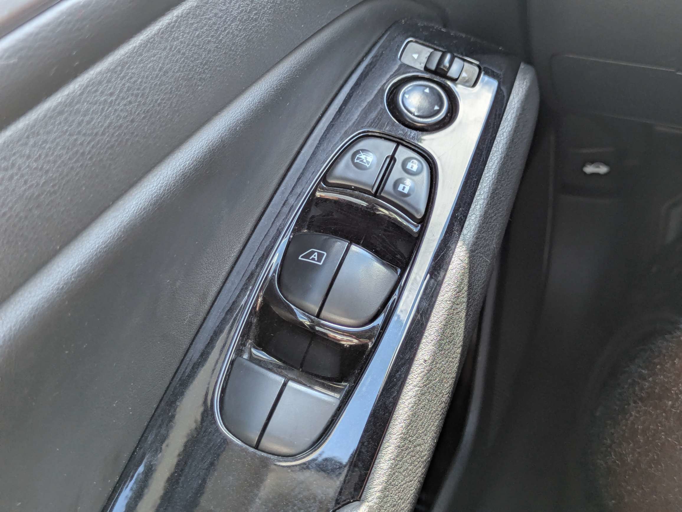 Used 2023 White Nissan 2.5 SV image 19