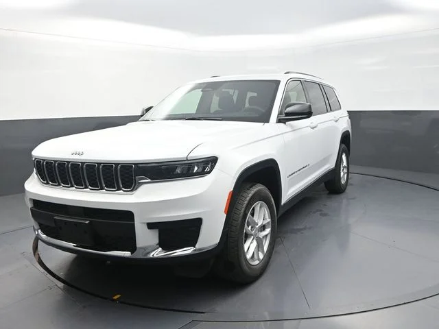 New 2026 Bright White Clear-Coat Exterior Paint Jeep Laredo X image 5