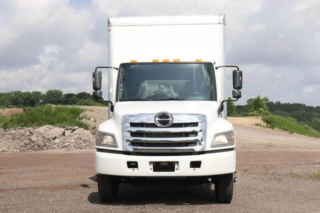Used 2020  Hino 268 image 3