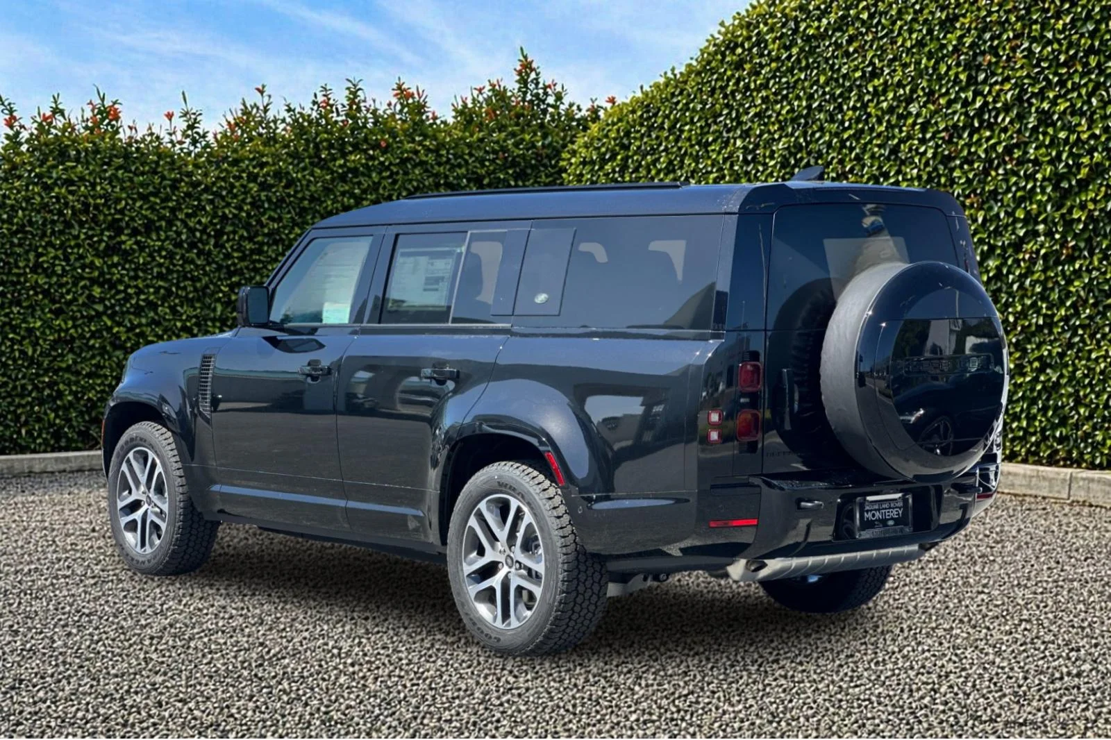 New 2024 Santorini Black Land Rover X-Dynamic SE image 4