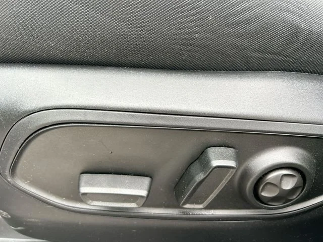 Used 2025 White/off-white Jeep Laredo X image 17