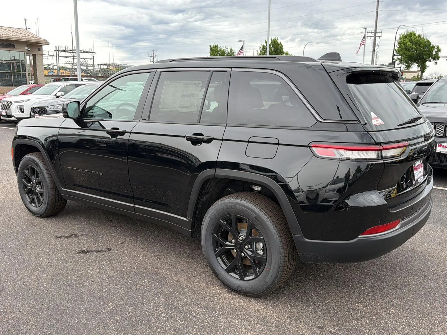New 2026 Diamond Black Crystal Pearlcoat Jeep Laredo Altitude image 5