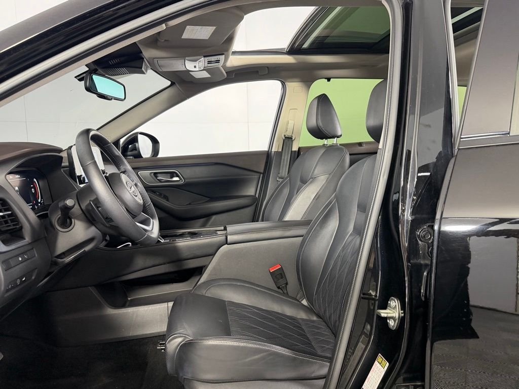 Used 2023 Black Nissan Platinum image 22