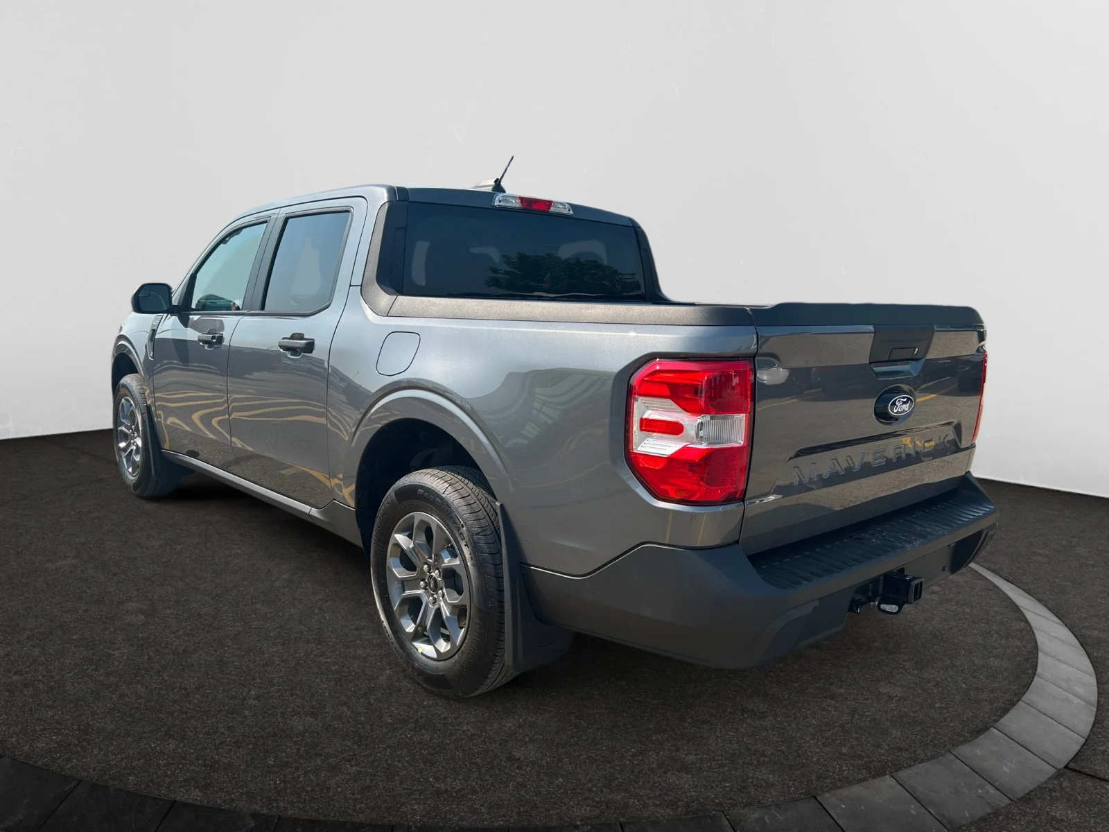 New 2026 Carbonized Grey Metallic Ford XLT image 3