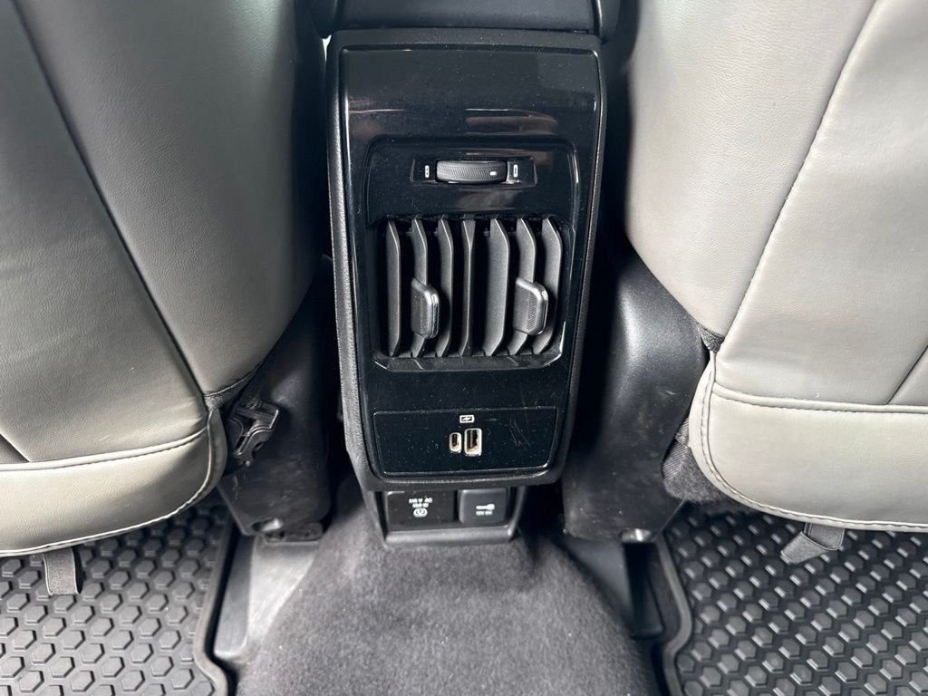 Used 2022 Silver Jeep Latitude image 20