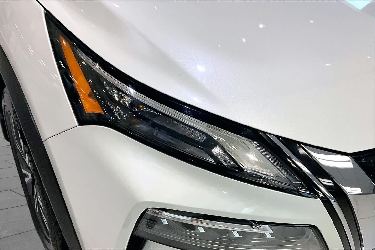 Used 2023 Pearl White Tricoat Nissan SV image 25