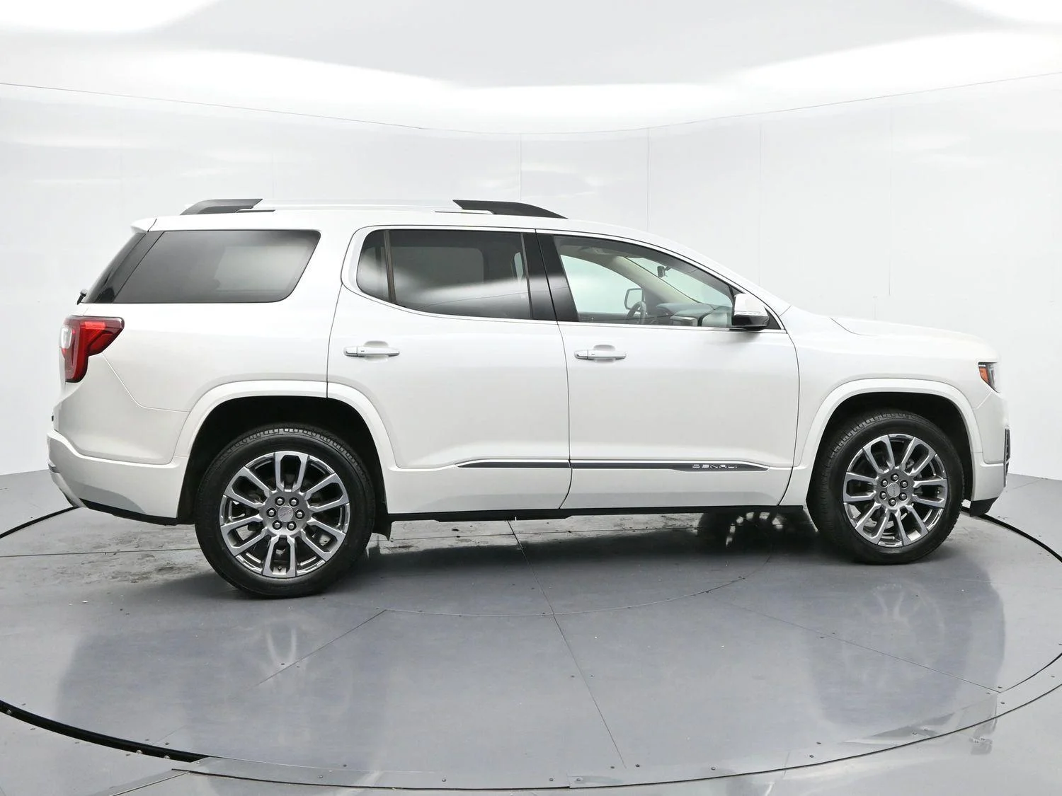 Used 2023 White Frost Tricoat GMC Denali image 8