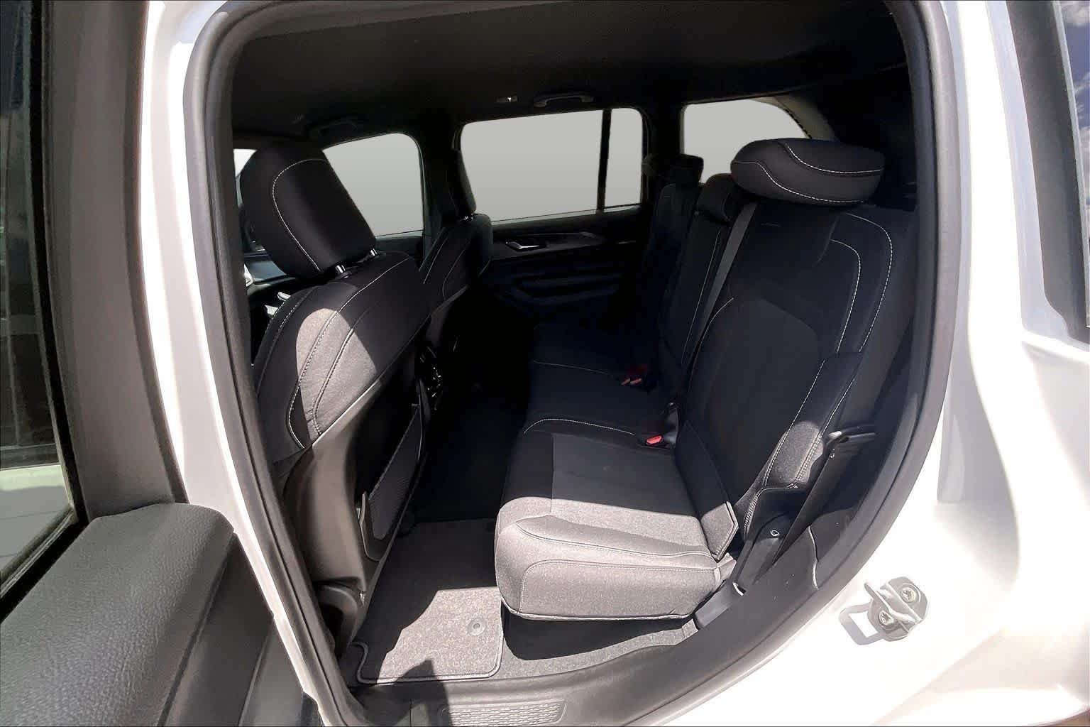 New 2026 Bright White Clear-Coat Exterior Paint Jeep Laredo image 20