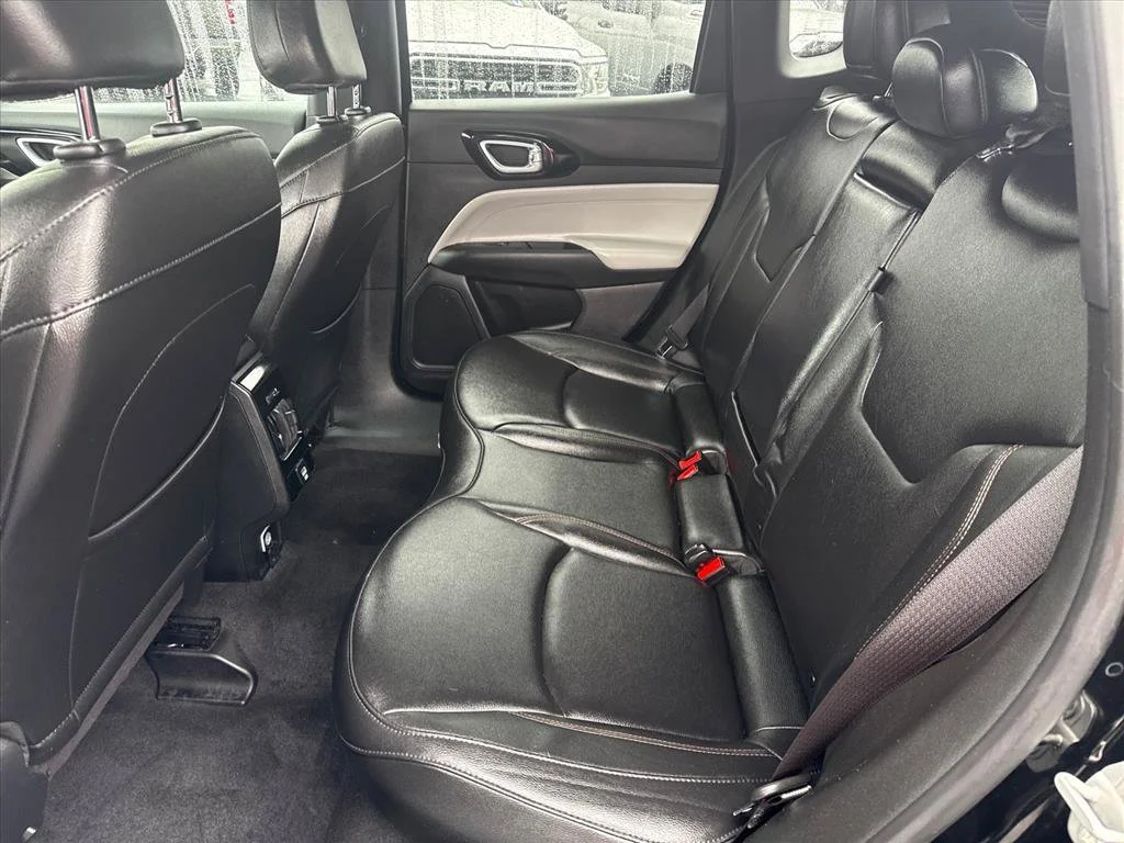 Used 2024 Diamond Black Crystal Pearlcoat Jeep Limited image 24