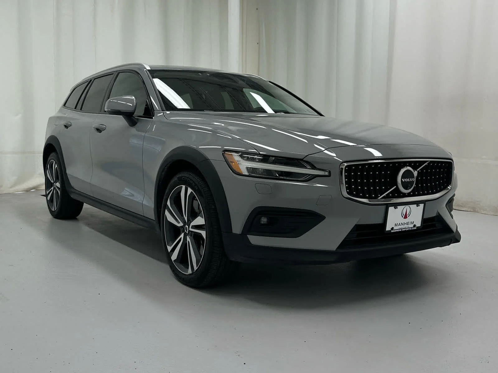 Used 2024 Vapour Grey Metallic Volvo Plus image 2