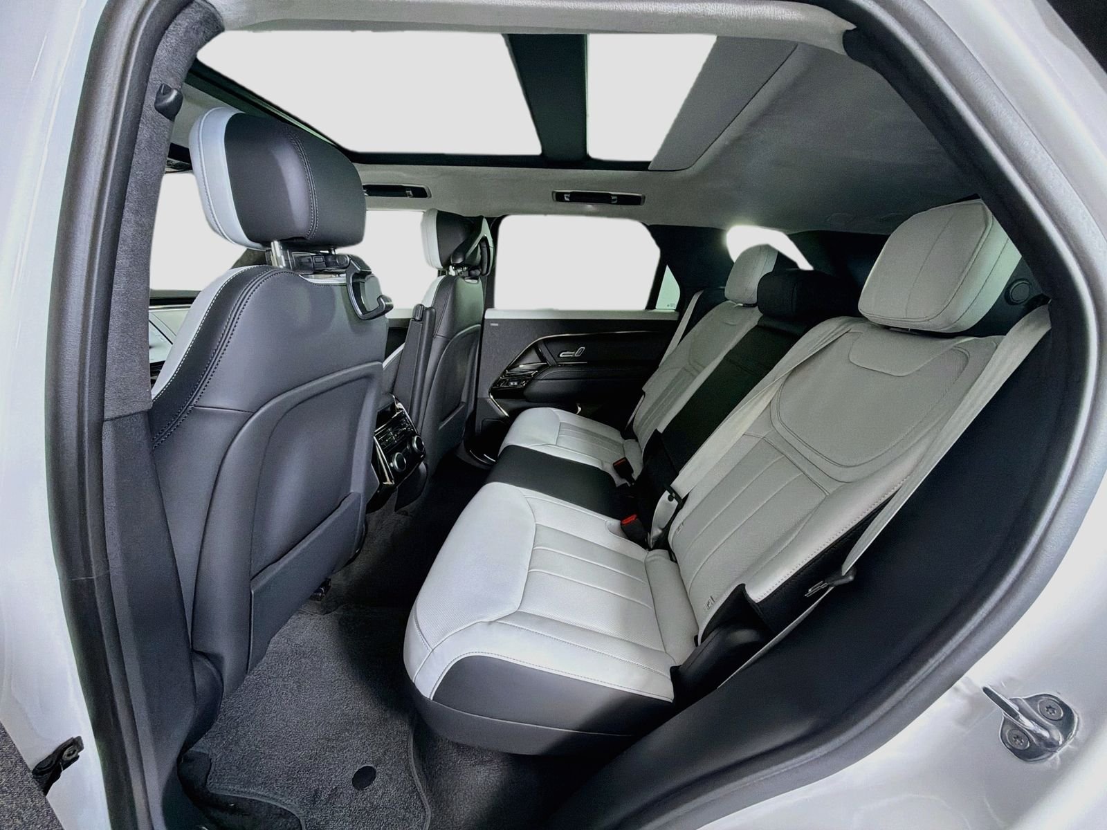 New 2027 Ostuni Pearl White Land Rover Battersea Edition image 27