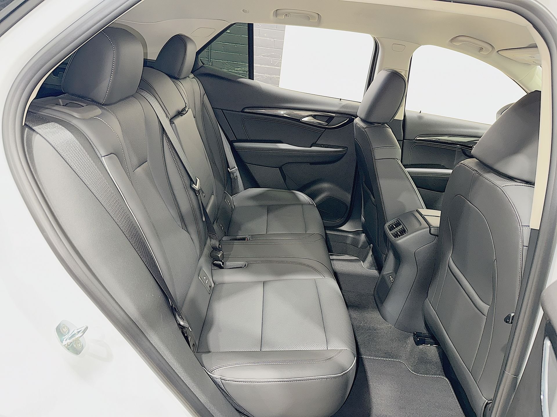 Used 2023 Summit White Buick Essence image 24