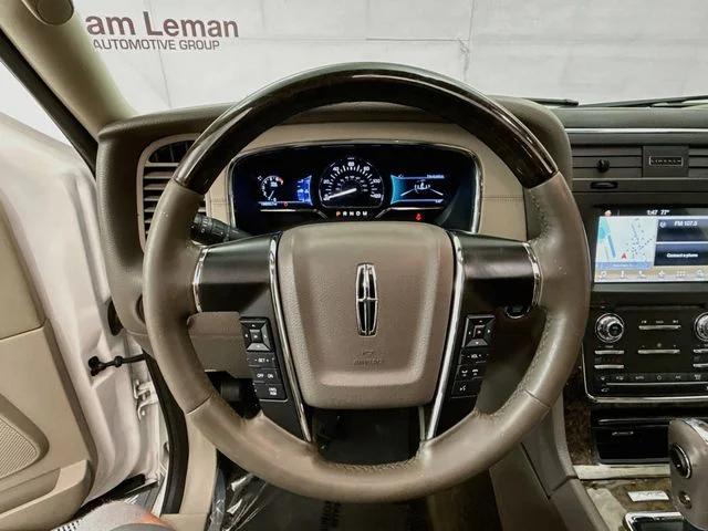 Used 2017 White Platinum Clearcoat Lincoln Select image 11