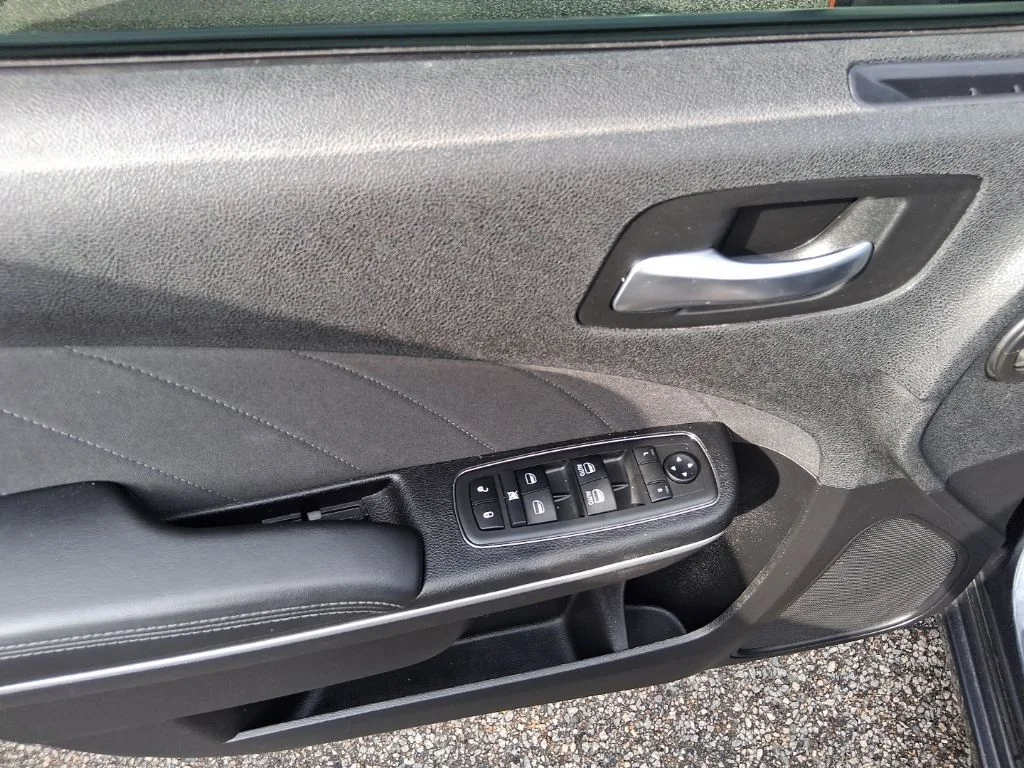 Used 2019 Gray Dodge SXT image 4